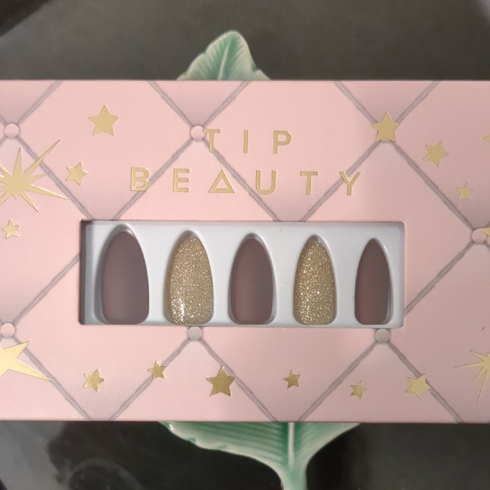 Set Of Couture Nails (24 Plus Glue)